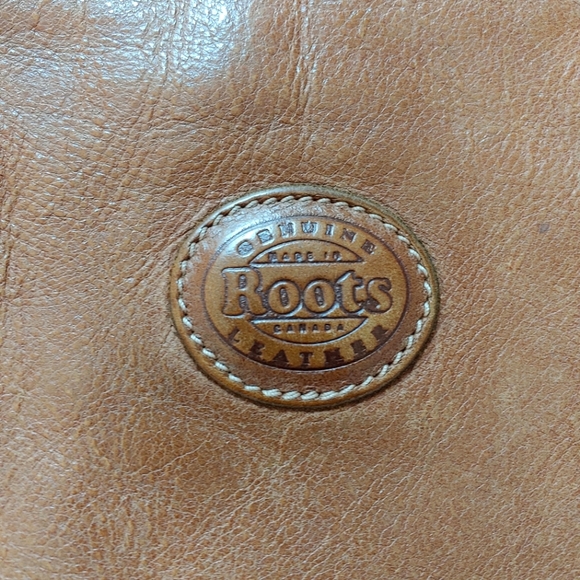 Roots brown Tribe leather crossbody bag (small) made in Canada 🇨🇦 - Picture 8 of 13